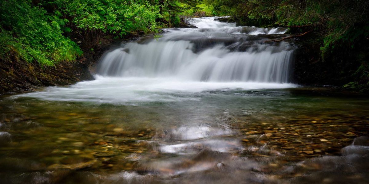 Foto eines kleinen Wasserfalls als Symbol fuer Entspannung Kurse Entspannungstraining PMR Progressive Muskelrelaxation Hohen Neuendorf Birkenwerder Oranienburg Velten Henningsdorf